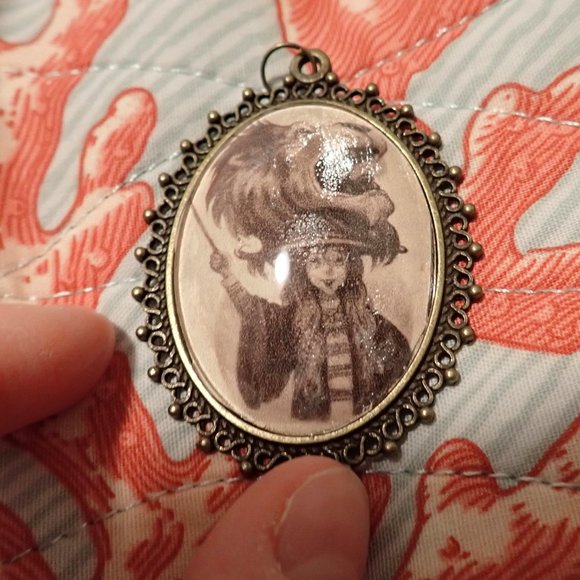 Super cute antique-inspired Luna Lovegood pendant - Picture 2 of 3